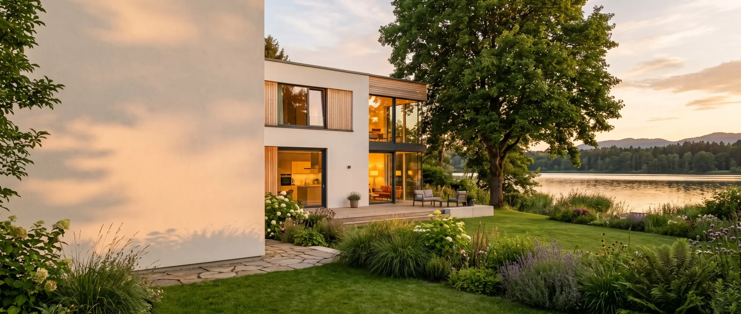Modernes Haus mit Garten am See in der Abendsonne